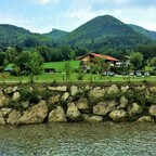 Tegernsee - Blick auf Riederstein kleine kapelle am Gipfel