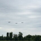 "70 Jahre Luftbrücke" Rosinenbomber flogen über Tempelhofer Feld