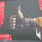 East Side Gallery - Berlin - Graffitis - Handschellen - Daumen