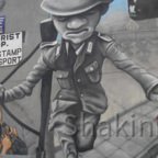 East Side Gallery - Berlin - Graffitis - Soldat springt über Stacheldrahtzaun