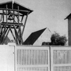 Kirchenglocke im Provisorischen Kirchturm 1951