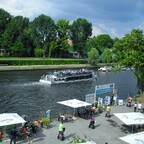 Ausflugsschiff auf der Spree - Kanzleramt