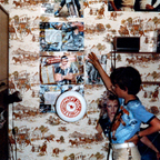 René W in Duke's Zimmer mit fliegender Frisbee (Wurfscheibe)