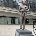 Statue von Kult Comedian Klaas Bonifaz Heufer-Umlauf am Hauptbahnhof in Berlin