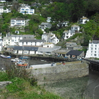 Atemberaubender Blick auf die See und den Hafen im malerischen Fischerdorf Polperro.