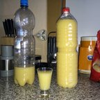 Zitronen-Knoblauch-Saft für den Kühlschrank abgefüllt