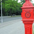 Knallroter, alter Historischer Feuermelder am Schloss Bellevue