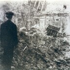 Rüsselsheim-Königstädten - Froschgasse 13.8.1944 - Heinrich Wohlfahrt vor seinem zerstörten Wohnhaus