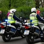 Polizei auf Motorrad unterwegs auf der Glienicker Brücke