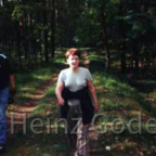 Klassentreffen 2001 Lehnin - Sigrid & Hans beim Waldspaziergang