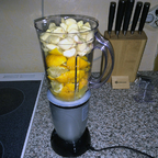 Zitronen und Knoblauch im Mixer