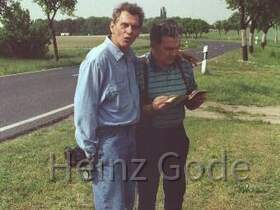 Heinz Gode mit seinem Sportlehrer Fritz Schade - Klassentreffen 19.05.2001 - Kloster Lehnin