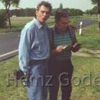 Heinz Gode mit seinem Sportlehrer Fritz Schade - Klassentreffen 19.05.2001 - Kloster Lehnin