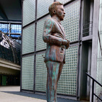 Statue von Kult Comedian Klaas Bonifaz Heufer-Umlauf am Hauptbahnhof in Berlin