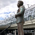 Statue von Kult Comedian Klaas Bonifaz Heufer-Umlauf am Hauptbahnhof in Berlin